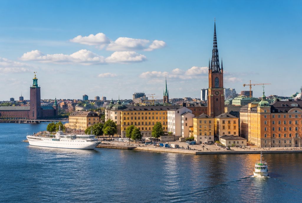 Stockholms skyline med Gamla stan sett över vattnet